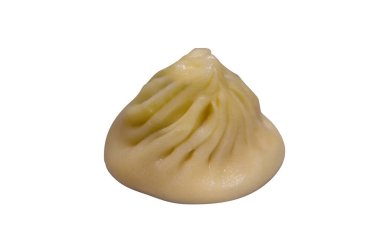 Tek bir Xiao Long Bao (çorba köftesi) yakın plan, beyaz arka planda izole edilmiş, karakteristik katmanlı üst kısmı. Görüntü, popüler Çin Dim Sum yemeğinin dokusunu ve narin görünümünü vurgular..