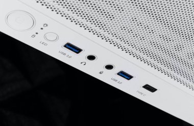 USB 3.0, Tip C ve ses portları ile Beyaz PC dosya ön panelinin yakın plan görüntüsü