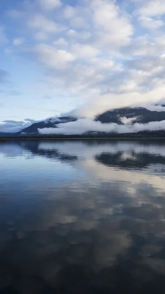 Agua inmóvil con reflejos de nubes — Foto de Stock