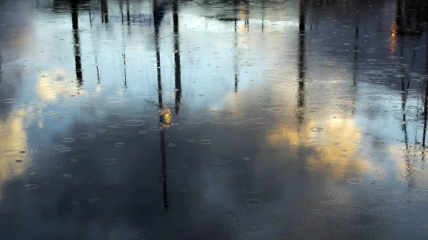 Réflexions portuaires avec gouttes de pluie — Photo