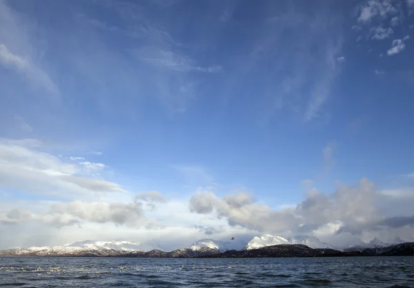 Nuages, montagnes et mer — Photo