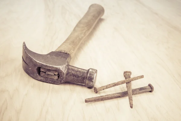 老式的锤子和钉子 — 图库照片