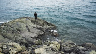 Deniz kenarındaki adam