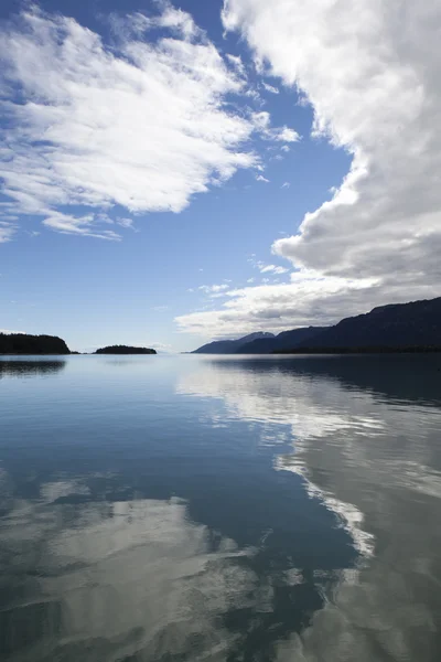 Paisaje nuboso reflejado en el sudeste de Alaska —  Fotos de Stock
