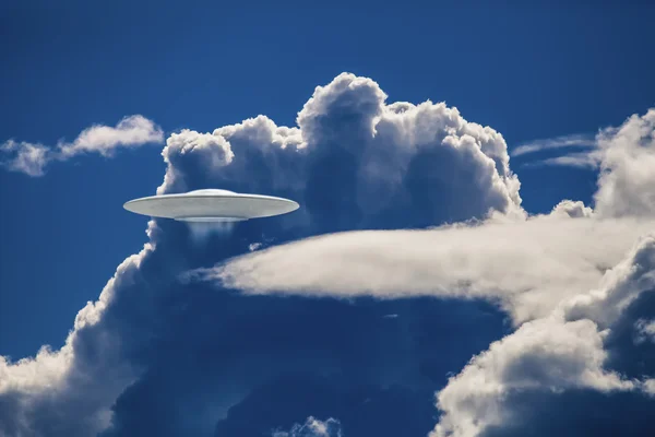 UFO in nuvole drammatiche — Foto Stock