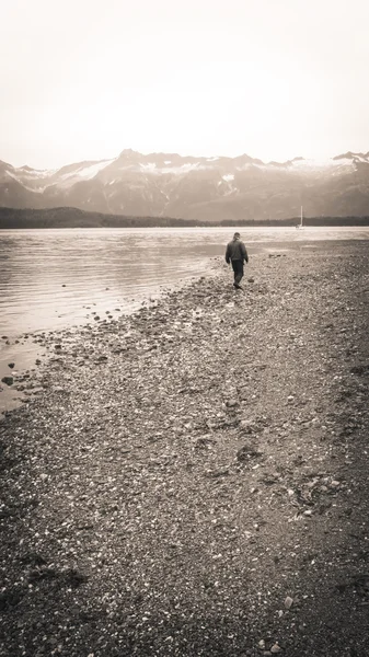 Férfi sétált a tengerparton — Stock Fotó