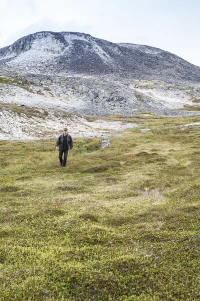 Homme marchant dans les montagnes — Photo