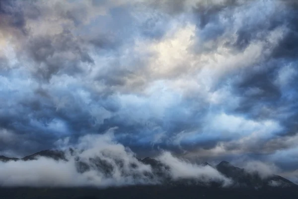 Nubes de montaña al atardecer —  Fotos de Stock