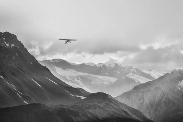 Piccolo aereo in grandi montagne — Foto Stock