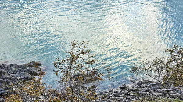 Kıyıya yakın sakinleştirmek su — Stok fotoğraf