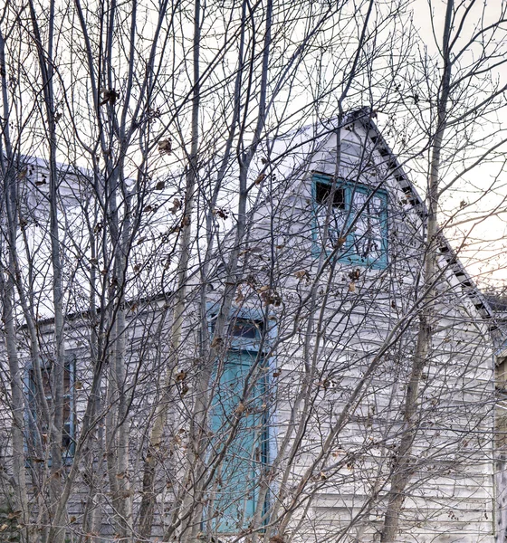 Старий будинок взимку — стокове фото