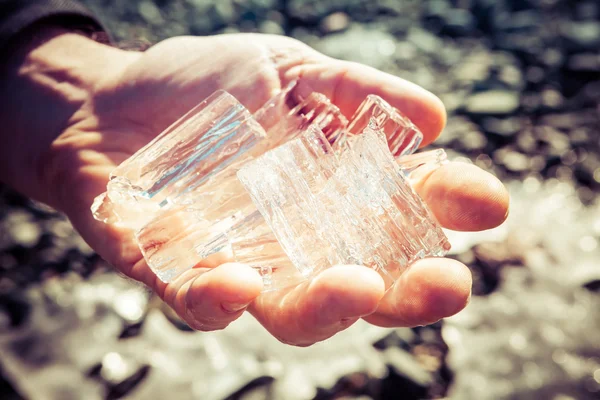 Poignée pleine d'éclats de glace — Photo