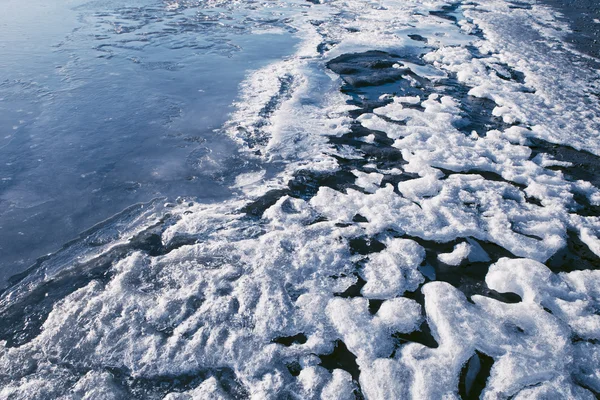 Neben dem zugefrorenen Fluss — Stockfoto