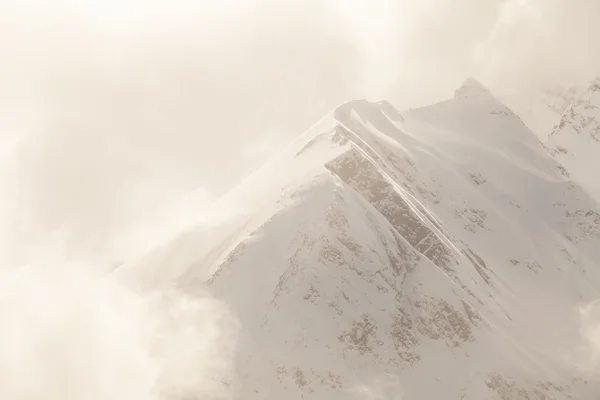 Crête de montagne avec neige — Photo