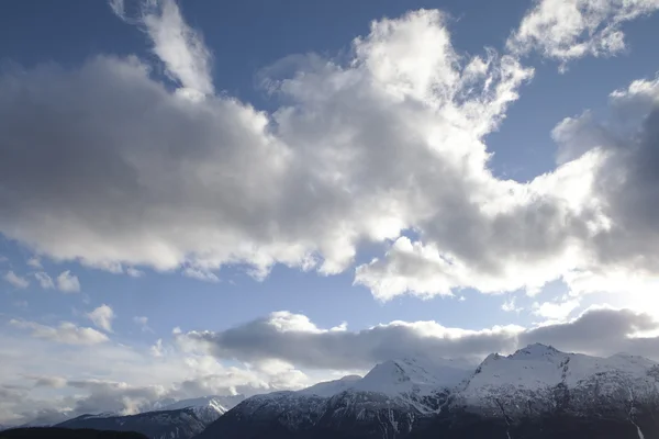 Nuvole e montagne — Foto Stock