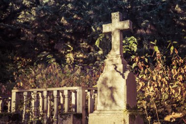 Benekli ışık mezar taşı