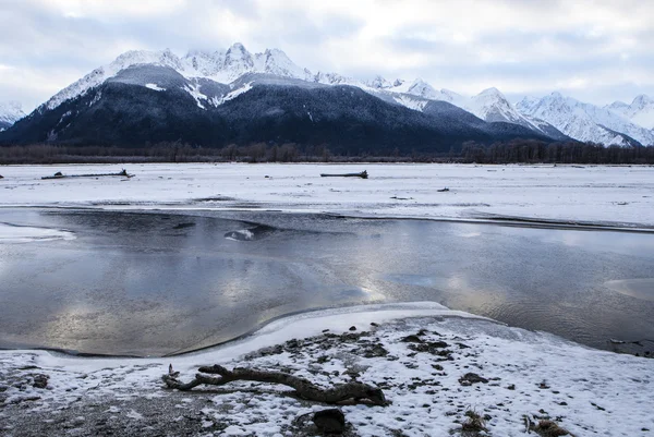 Зимний закат реки Чилкат — стоковое фото