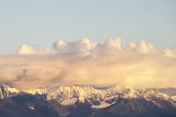 Montagne e nuvole — Foto Stock