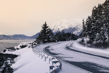 Kışın çamur defne yol