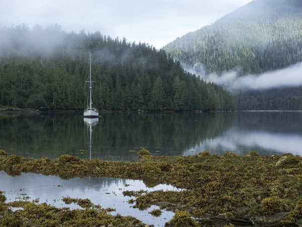 Zeilboot in beschutte cove — Stockfoto