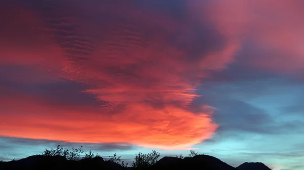 Cores incríveis ao pôr do sol — Fotografia de Stock