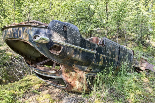 Destruído de cabeça para baixo carro na floresta no Alasca rural . — Fotografia de Stock