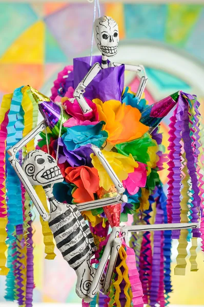 Día de la piñata muerta con esqueletos (Dia de Muertos ) —  Fotos de Stock