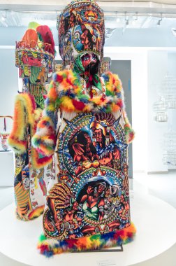 Chinelos geleneksel kostümlü dansçı