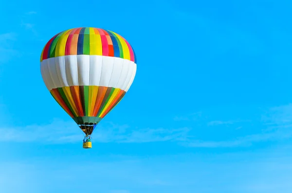 Bunter Heißluftballon mit blauem Himmel — Stockfoto