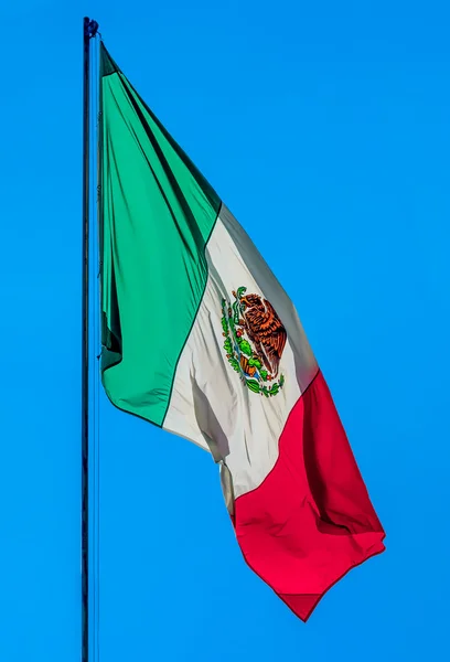 Bandera mexicana en cielo azul — Foto de Stock