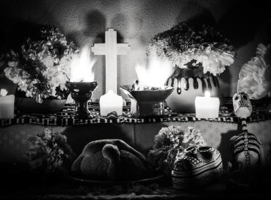 Gün ölü sunak pan de muerto ve mum