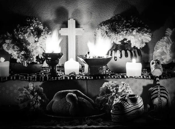 Dag av dead altaret med pan de muerto och ljus — Stockfoto