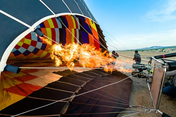 Ballon, Blick auf die Flamme, die heiße Luft zum Aufblasen erzeugt — Stockfoto