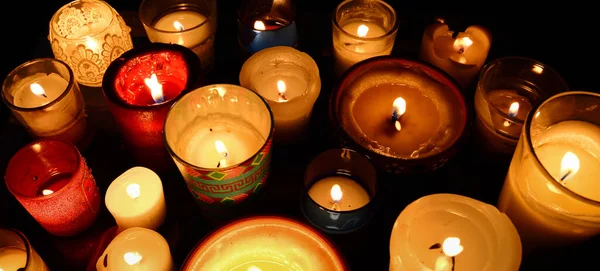 Viele Kerzen Verschiedenen Größen Und Stilen Dunkeln Stockfoto