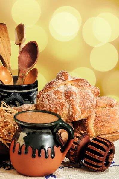 Forró csokoládé és édes kenyér pan de muerto — Stock Fotó