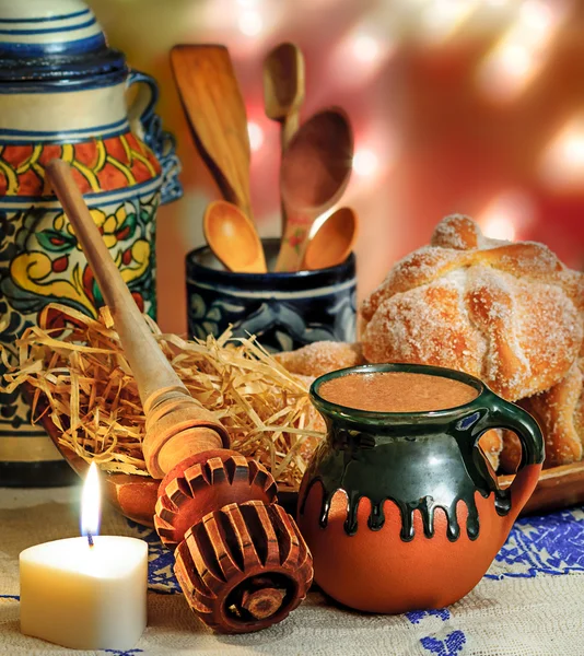 Sıcak çikolata ve tatlı ekmek pan de muerto — Stok fotoğraf