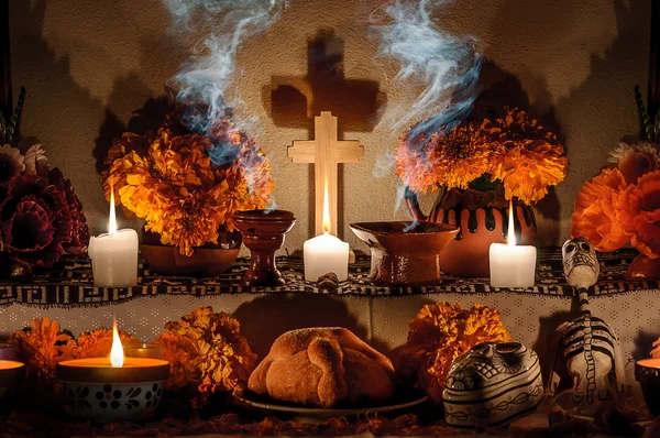 Mexikanska dag av dead altaret (Dia de Muertos) — Stockfoto