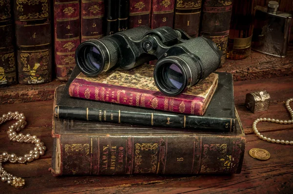 Kikare och gamla böcker — Stockfoto