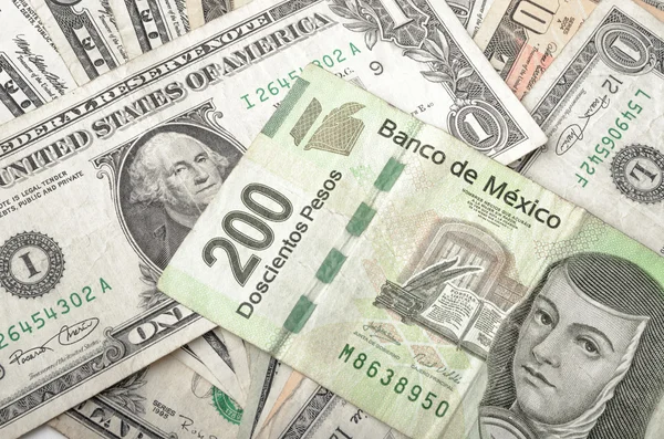 Долар і рахунки Мексиканське песо — стокове фото