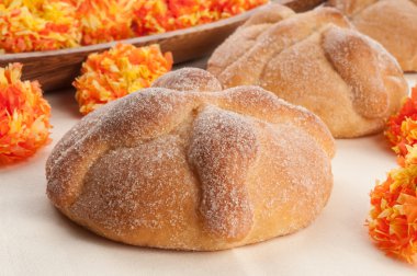 Ölülerin günü sırasında zevk denilen tatlı ekmek (Pan de Muerto)