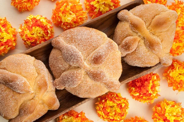 Sladký chléb nazývají (Pan de Muerto) těšil během Dušičky — Stock fotografie