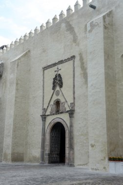 Yan kapı ile çapraz kemikler Cuernavaca Katedrali