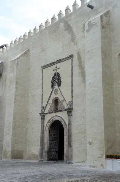 Cuernavaca Cattedrale di porta laterale con ossa incrociate — Foto Stock