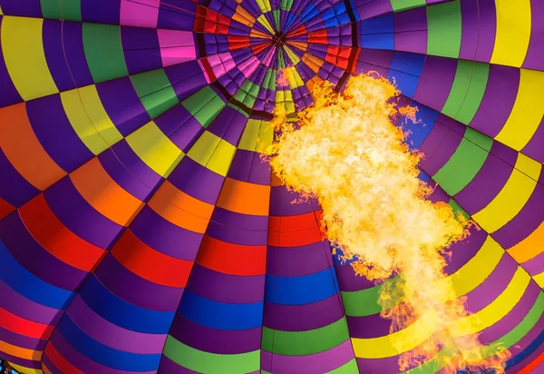 Balão, vista da chama dentro de um balão de ar quente sendo — Fotografia de Stock