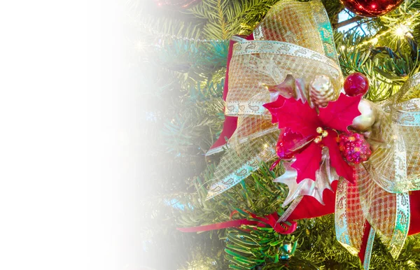 Різдвяна листівка з копіювальним простором, стрічкою та прикрасою пуансетії — стокове фото