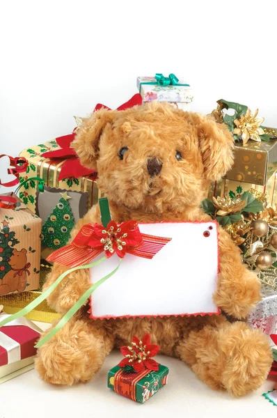 Osito de peluche de Navidad con regalos y tarjeta de espacio en blanco —  Fotos de Stock