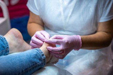 Pedikür uzmanı topuk bakımını yapar.