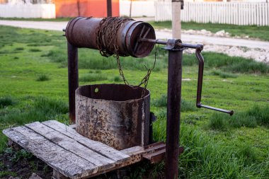 Köyde eski bir kuyu.