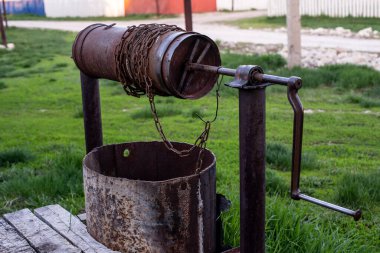 Köyde eski bir kuyu.