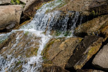 küçük bir tatlı su şelalesi